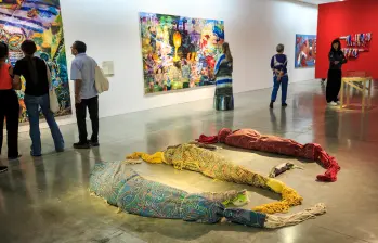 En la instalación Corpos vulneráveis em tempos de crise, el artista brasileño Ueliton Santana dispone redes de pesca como sudarios que aluden a la fragilidad de los cuerpos ausentes. FOTO camilo suárez