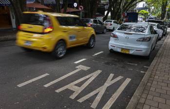 Las autoridades de movilidad informaron del pico y placa que regirá para los taxis en el segundo semestre de 2025. FOTO: Manuel Saldarriaga Quintero