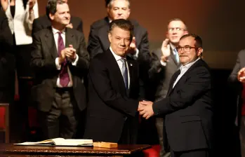 Juan Manuel Santos y Rodrigo Londoño, último comandante de las Farc durante la firma del Acuerdo de Paz del teatro Colón en Bogotá. FOTO COLPRENSA