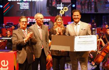 El cantante Carlos Vives recibió el reconocimiento en una celebración donde se homenajeó su legado musical, acompañado de otros artistas como Santiago Cruz, Monsieur Periné, Estereobeat y Nicolle Horbath. 