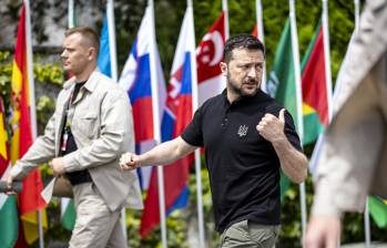 El presidente de Ucrania, Volodymyr Zelensky, camina para asistir a las conversaciones bilaterales durante la Cumbre sobre la paz en Ucrania. FOTO: AFP.