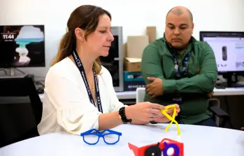 En la foto aparecen María del Pilar Oviedo y Juan Gustavo Diosa, docentes de la Universidad CES que están participando en el proyecto. FOTO: Cortesía Universidad CES