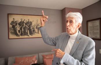 El maestro Héctor Ochoa nos recibió el año pasado en su casa en el Oriente antioqueño. Tenía 91 años en ese momento y nos contó los logros, pesares y alegrías de su vida artística. FOTO Esneyder Gutiérrez.