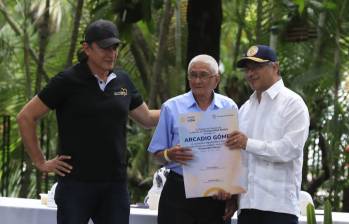 El presidente Gustavo Petro, y el director del DPS, Gustavo Bolívar, entregaron cheques simbólicos de Colombia Mayor en Medellín. Foto Jaime Pérez