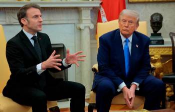 En su visita a Washington, Emmanuel Macron no dudó en corregir a Donald Trump sobre temas del apoyo europeo a Ucrania. FOTO: AFP