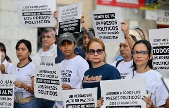 Familiares de los presos políticos se han unido a las afueras de los centros de reclusión pidiendo celeridad en las liberaciones. Foto: Juan Barreto/ AFP
