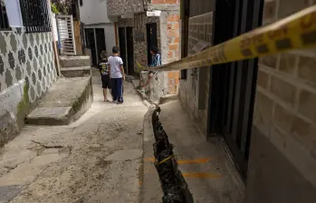 La grieta que atravesó uno de los callejones del barrio El porvenir, y que obligó a la evacuación masiva del sector. Foto: Andrés Camilo Suárez Echeverry