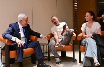 Benjamin Netanyahu recibió en el aeropuerto Ben-Gurión a Yaniv, uno de los pasajeros que intervino durante la emergencia a bordo de un vuelo de Flydubai. Foto: Oficina del Primer Ministro de Israel