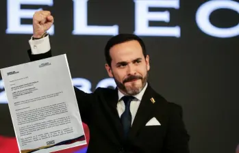 Presidente electo Abelardo de la Espriella y la carta enviada al Congreso. Foto: Colprensa