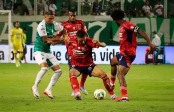 El que lleva la pelota es Daniel Londoño, lateral del DIM que cometió la falta para el penalti a favor del Cali. FOTO BERNARDO PEÑA-EL PAÍS