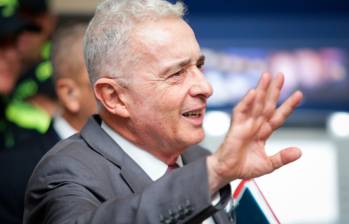 El exmandatario moderó el conversatorio y anticipó nuevos espacios con precandidatos de la derecha y el centro. FOTO: COLPRENSA