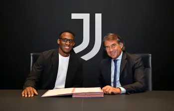 Jhon Lucumí firmando su contrato con la Juventus. FOTO: X Juventus