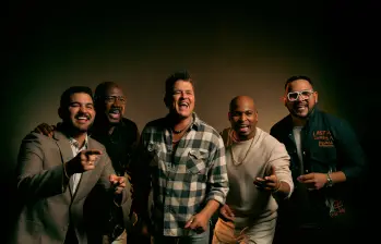 El disco La tierra del olvido 30 Años, incluye la canción 500, en la que Carlos Vives colabora con reconocidos artistas de Santa Marta como L’Omy, Li Saumet (Bomba Estéreo), Lalo Ebratt, Estereobeat, Yera, Laura Maré, entre otros. Foto Colprensa.