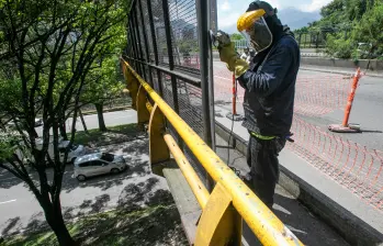 Las mallas están diseñadas para ser lo suficientemente resistentes como para detener objetos lanzados, garantizando así la seguridad de los conductores y sus acompañantes. Foto: Esneyder Gutiérrez 