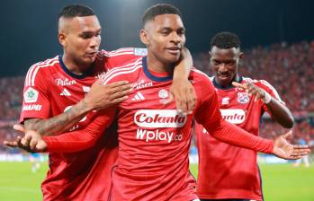 Diego Moreno, Brayan León y Ménder Garcías, jugadores del DIM festejando la victoria. FOTO MANUEL SALDARRIAGA 