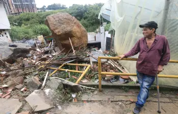 Se salvaron de milagro: una roca gigante cayó sobre la casa de dos viejos en Medellín