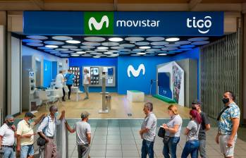 Con la fusión Tigo–Movistar, Colombia pasa de tres grandes operadores de red móvil a un esquema que varios expertos califican como “duopolio”, lo que ha reactivado los cuestionamientos sobre competencia, precios y calidad del servicio en el país. FOTO: El Colombiano