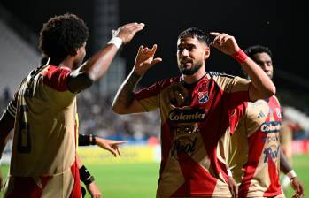El festejo entre dos hombres fundamentales del actual proceso, Didier Moreno y el goleador Fydriszewski. FOTO: AFP