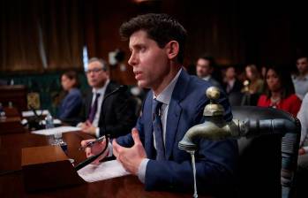 Sam Altman, director ejecutivo de OpenAI, cuestionó las cifras que circulan sobre el consumo de agua asociado con cada consulta de ChatGPT. FOTOS GETTY Y EL COLOMBIANO
