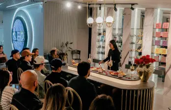 La generación Z, integrada por jóvenes entre 15 y 30 años, concentra cerca del 60% del consumo en tiendas de lujo del retail colombiano. FOTO CORTESÍA.