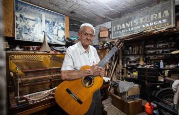 Don León Várgas, un reconocido Luthier que a sus 96 años aún sigue activo en su talles en el barrio Aranjúez donde además reparan pianos, bitrólas, etc. Foto: Esneyder Gutiérrez