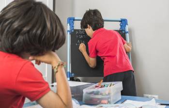 Un niño autista requiere de un aprendizaje multisectorial que integre videos, mapas mentales, imágenes y gráficos. Así procesarán mejor y más rápido la información. FOTO Magnific.
