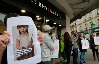 Clientes de BHV Marais en Francia protestaron contra la llegada de Shein a la lujosa tienda. FOTO tomada de X