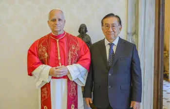 León XIV visitará ciudades como Lima y Chiclayo, donde ejerció como obispo y consolidó el vínculo que lo llevó a obtener la nacionalidad peruana antes de convertirse en el máximo líder de la Iglesia católica. FOTO: Presidencia de Perú vía X.