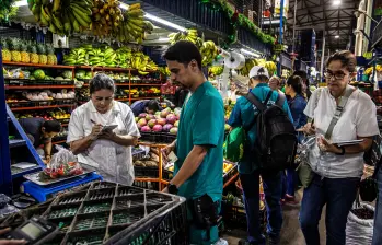 El consumo de los hogares y el gasto público serían los principales motores del crecimiento de la economía colombiana en el segundo trimestre de 2026, según las estimaciones de Bancolombia. FOTO EL COLOMBIANO