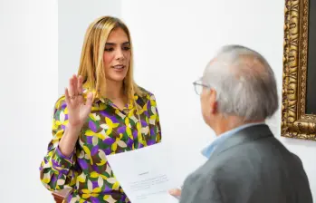 El ministro de Hacienda, Ricardo Bonilla, posesionó a la nueva presidenta de la Fiduprevisora. FOTO CORTESÍA