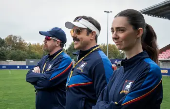 Brendan Hunt, Jason Sudeikis y Tanya Reynolds en la nueva temporada de Ted Lasso. FOTO Cortesía Apple TV