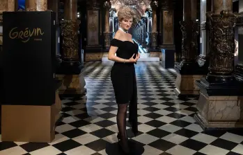 La escultura recrea a Diana con su emblemático vestido negro, accesorios clásicos y bolso en mano, un tributo especialmente simbólico para París, ciudad marcada por su trágica muerte en 1997. FOTO: AFP. 