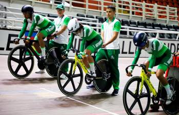 El equipo femenino de velocidad de Antioquia en pista. FOTO FEDECICLISMO