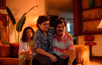 John Leguizamo, a la derecha, interpretando a Pablo Escobar en una nueva serie. FOTO Cortesía Disney+