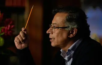 Gustavo Petro defendió su reforma tributaria durante la alocución, destacando impuestos a grandes empresas y la banca para destinar recursos a educación y salud de los colombianos más vulnerables. Imagen: Colprensa. 