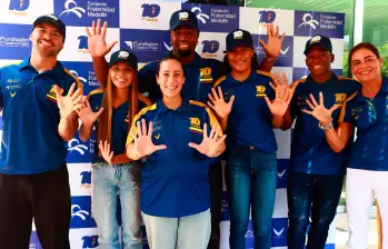 Cinco de los seis deportistas beneficiados del programa 10de10. De izquierda a derecha, Mateo Carmona, Carolina Velásquez, Mauricio Ortega, Stefany Cuadrado, Deiner Guaitoto, Magdalena Restrepo (Directora Fundación Medellín) y Mariana Pajón. FOTO Manuel Saldarriaga.