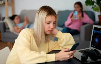 Los médicos consideran que el uso de redes sociales es un problema de salud pública. Foto Magnific.