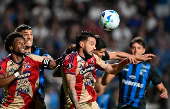 El delantero argentino Francisco Fydriszewski y Didier Moreno inicialistas del cuadro rojo de Antioquia. Foto: AFP