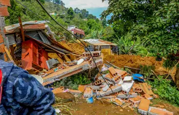 Personal del Dagrd avanza en las labores de censo de los afectados y remoción del material que afectó a las viviendas tanto en Medellín como en Bello. FOTO: Esneyder Gutiérrez