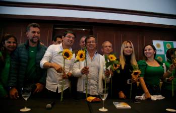 En abril de 2022, con sus icónicos girasoles, varios miembros de la bancada verde hicieron oficial su apoyo al entonces candidato presidencial Gustavo Petro. Hoy esos girasoles parecen marchitos. FOTO Colprensa