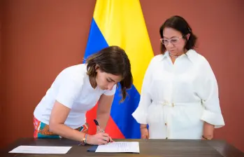 Villavicencio (derecha) fue posesionada por la propia Sarabia en junio pasado en un evento al que asistieron los senadores petristas León Fredy Muñoz y Gloria Flórez. FOTO: CANCILLERÍA