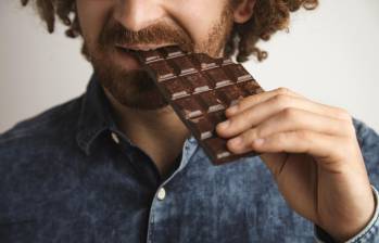 El chocolate negro con un alto contenido de cacao tiene beneficios para el cerebro. Foto: Freepik