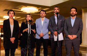 Laura Sarabia (la segunda de izquierda a derecha) coordina la reunión de planeación con el gabinete y el Presidente de la República. FOTO: Tomada de X @laurisarabia.