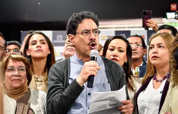 Iván Cepeda junto a varios candidatos el día de la inscripción de las listas al Congreso del Pacto Histórico. FOTO: Colprensa