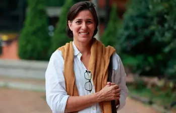  Comunicadora social y periodista de la Universidad Pontificia Bolivariana de Medellín, Pilar Gutiérrez ha publicado los libros Bola de agua y Solo tenías que darme la mano. FOTO manuel saldarriaga