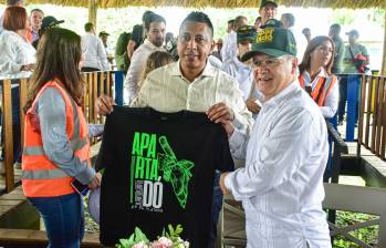 El alcalde de Apartadó, Adolfo Romero, y el embajador de Francia en Colombia, Sylvan Itté. FOTO: ALCALDÍA DE APARTADÓ
