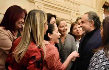 Aunque César Gaviria insiste en la independencia, la mayoría de la bancada apoya las reformas del Gobierno, aparentemente influenciada por el acceso a entidades clave. FOTO: Ministerio del Interior