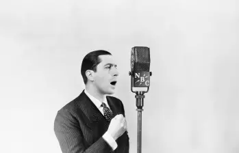 El cantante argentino Carlos Gardel canta en un programa de radio del sistema NBC en 1934. FOTO Getty