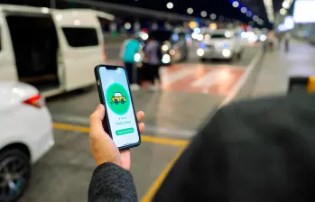 Transporte formal (taxis raya azul) e informal (plataformas), en disputa por los pasajeros que requieren el servicio en el Aeropuerto José María Córdova. Foto: GETTY