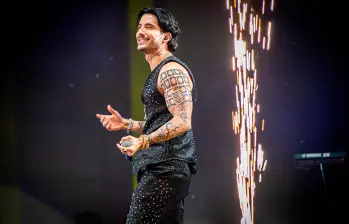 Carlos Torres ha mantenido los tatuajes de su personaje Charly Flow para la gira. Son pintados para la serie.